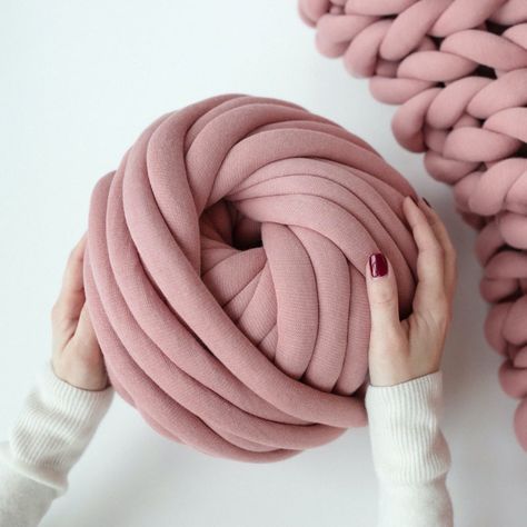 Chunky Knit Yarn, Arm Knitting Yarn, Giant Yarn, Arm Knitting Blanket, Diy Yarn, Chunky Knit Throw, Chunky Knitting, Wool Art, Chunky Knit Blanket