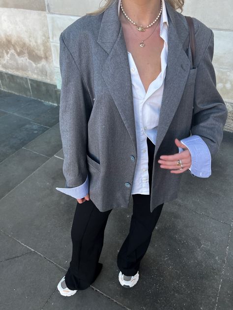 Light Grey Blazer Outfit, Gray Blazer Outfit, University Fits, Grey Blazer Outfit, Corporate Wardrobe, Gray Outfits, Light Grey Blazer, Minimal Wardrobe, Scandinavian Aesthetic