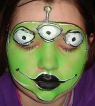 Alien Face Paint, Makeup Halloween Ideas, Dinosaur Face Painting, Alien Painting, Butterfly Eyes, Alien Face, Face Paint Makeup, Couples Halloween Outfits, Disney Halloween Costumes