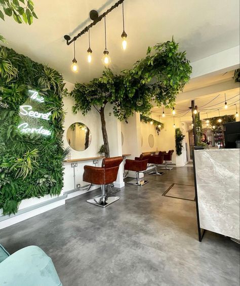 Spa Decor Ideas Business, Greenery Wall Salon, Garden Salon Ideas, Salon With Plants, Salon Feature Wall, Green Salon Decor, Green Hair Salon, Green Salon, Makeup Studio Decor