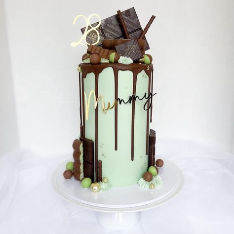 instagram @kiararaecakes Green Drip Cake, Choc Drip Cake, Chocolate Birthday Cake Decoration, Chocolate Buttercream Cake, Cake Drip, Chocolate Fantasy, Cupcake Decorating Tips, Chocolate Drip Cake, Unique Birthday Cakes