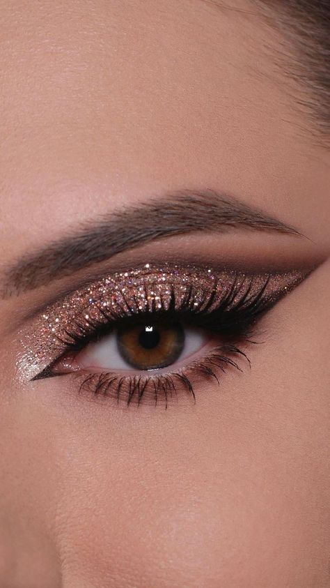 Neutral Sparkle Eye Makeup, Rose Gold Glitter Eye Makeup, Smokey Rose Gold Makeup, Gold Makeup For Wedding, Wedding Makeup With Glitter, Light Evening Makeup, New Year Make Up Glitter, Sparkly Glam Makeup, Neutral Glitter Makeup