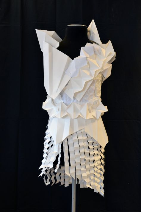 Paper Clothing, Cardboard Chair, Sculpture Fashion, Paper Construction, Origami Dress, Pattern Draping, Recycled Dress, Paper Clothes, Origami Fashion