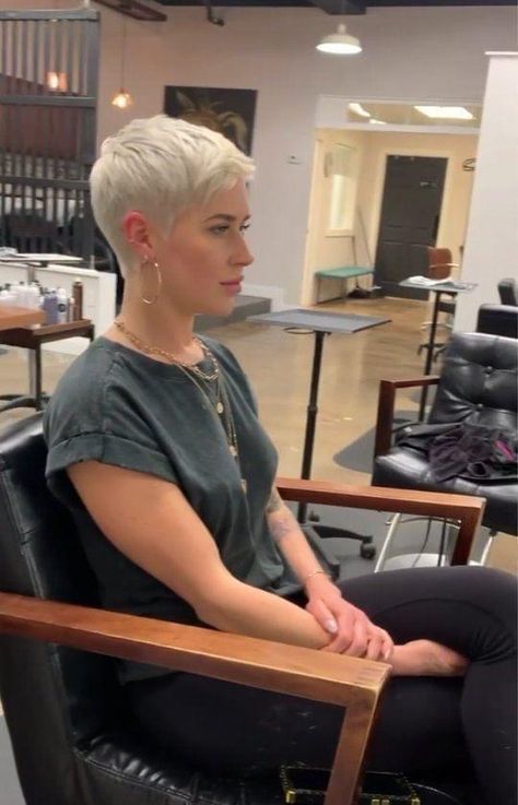 Haircuts For Summer, Platinum Pixie Cut, Short Layered Bob, Platinum Pixie, Easy Short Haircuts, Funky Short Hair, Chic Short Hair, Best Bob Haircuts, Short Hair Images