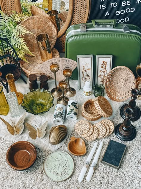 Boho Meets Cottagecore, Retro Boho Cottagecore, Thrifting Boho Decor, Vintage Boho Kitchen Decor, Boho Mcm Decor, Boho Display Ideas, Vintage Naturalist Decor, Vintage Decor Pieces, Mid Century Boho Decor