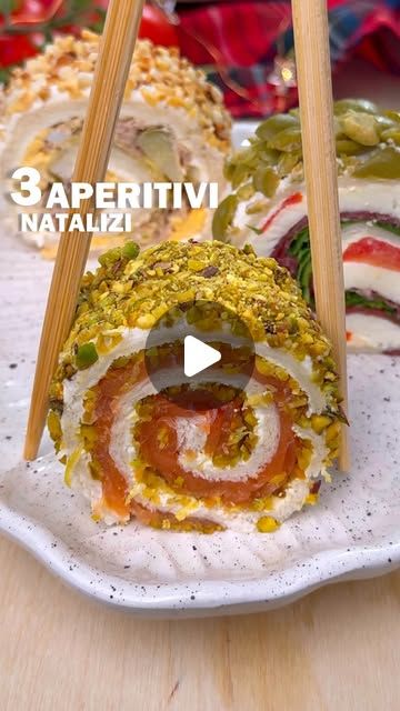 Giuseppe Maiello on Instagram: "🎄 3 APERITIVI NATALIZI facilissimi 😋 seguimi @giuseppe_healthy 🎅🏻 

E tu sapevi di poter preparare un delizioso aperitivo senza cottura e con pochissimi ingredienti⁉️ Questi rotoli di tramezzino li potete preparare in anticipo e sono perfetti sia come antipasto, che come aperitivo!

Sono facilissimi, leggeri e super sfiziosi! Puoi prepararne di mille varianti, li proverai?? 🤩

Lascia un “MI PIACE” è il tuo modo di dirmi grazie 🙏🏻❤️

📲 Salva la ricetta 
✌🏻 Seguimi @giuseppe_healthy

Ingredienti x 20 girelle :
6 fette pane per tramezzini
200g formaggio spalmabile 

AL SALMONE
Scorza di limone
Granella di pistacchio
200g salmone affumicato 
Topping: pistacchio

ALLA BRESAOLA
Pomodoro
200g mozzarella 
80g bresaola
Rucola
Topping: olive

AL TONNO
2 uova Finger Food Natale, Giuseppe Healthy, High Tea, Finger Food, Finger Foods, Chef