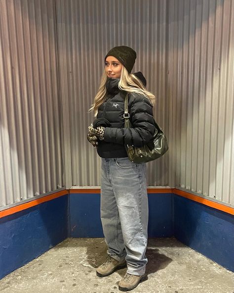 Black Arcteryx Outfit, Arcteryx Outfit Women, Arcteryx Puffer Jacket, Skate Style Girl Outfits, Arcteryx Hat Outfit, Arctyrex Beanie Outfit, Stussy Puffer Jacket, Puffer Jacket Outfit Streetwear, Puff Jackets Women Outfit