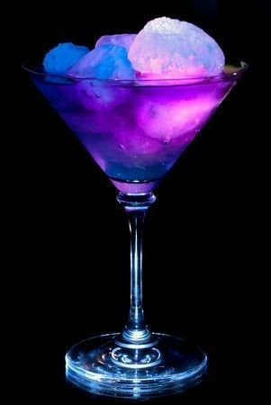 ☆Já imaginou ser a idol mais polêmica do kpop e a mais famosa? Seo-Ji… #ficçãogeral # Ficção Geral # amreading # books # wattpad Purple Martini, Colorful Drinks, Colorful Cocktails, Martini Recipes, Pretty Drinks, Halloween Drinks, Halloween Recipes, Food Obsession, Mixology