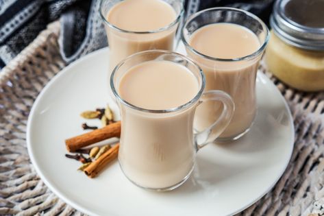 Recipe for Shai Adeni (Shahi Mulaban, Shahi Haleeb, Adeni Tea). This tea from Yemen is flavored with cinnamon, cloves, cardamom, and sweetened condensed milk or evaporated milk. Chai Tea Recipe, Chai Recipe, Cinnamon Tea, Popular Drinks, Healthy Drinks Recipes, Moroccan Food, Ginger Tea, Chai Tea, Drink Milk