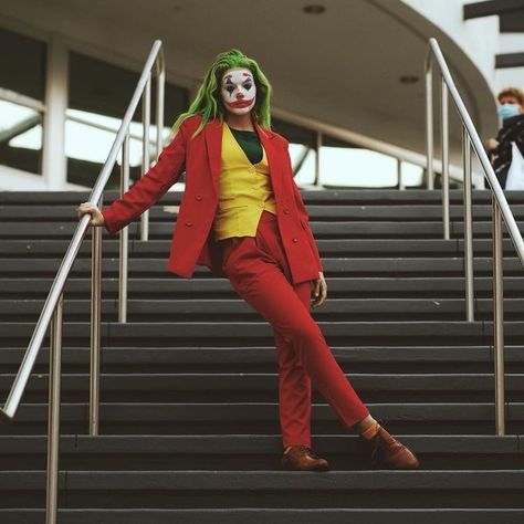 Genderbent Halloween Costumes, Dc Costumes Female, Joker Poses, Joker Cosplay Female, Red Costume Ideas For Women, Joker Fancy Dress, Joker Costume Female Outfit, Joker Female, Female Joker Cosplay