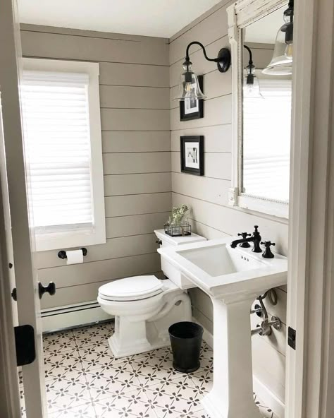 35 Shiplap Bathroom Accent Wall Ideas to Spruce Up Your Bathroom Bathroom With Pedestal Sink, Bathroom Wall Ideas, Small Farmhouse Bathroom, Pedestal Sink Bathroom, Ideas Cuarto, Farmhouse Bathroom Design, Bathroom Vanity Decor, Shiplap Bathroom, Bathroom Accent Wall