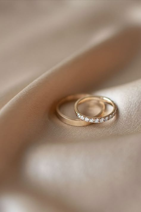 Unique Wedding Band Sets, Engagement Ring Photography, Wedding Rings Sets His, Wedding Rings Sets His And Hers, خواتم خطوبة, Couple Ring Design, Simple Wedding Bands, Engagement Rings Couple, Marriage Ring