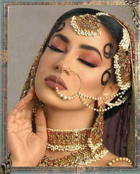 Old Bollywood Hairstyles, Cocktail Party Makeup Ideas, Baraat Makeup, Walima Makeup, Nikkah Makeup, Desi Bridal Makeup, Gorgeous Eye Makeup, Makeup Advertisement, Peach Makeup