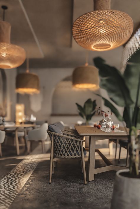 Boho Style Restaurant, Tyre Furniture, Rustic Restaurant Interior, Boho Restaurant, Rooftop Restaurant Design, Modern Restaurant Design, Concrete Effect Paint, Casa Cook, Rustic Cafe