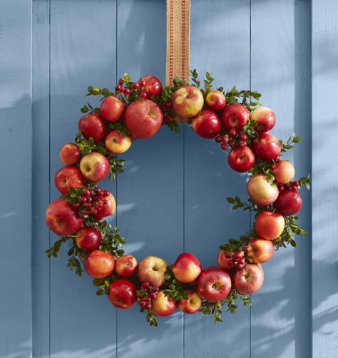 countryliving Apple Wreath Diy, Diy Fall Wreath Ideas, Fall Wreath Ideas, Dry Floral Foam, Holiday Entertaining Food, Fall Crafts For Adults, Apple Wreath, Diy Apple, Country Living Fair