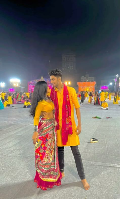 #garba #garbaoutfit #navratrichaniyacholi #navratri #navratridress #navratrispecial #aesthetic #poses #bffgoals #bestfriendpictures Garba Poses Couple, Garba Couple Pictures, Navratri Couple Pose, Couple Garba, Garba Couple, Navratri Poses, Navratri Pictures, Navratri Ideas, Aesthetic Poses