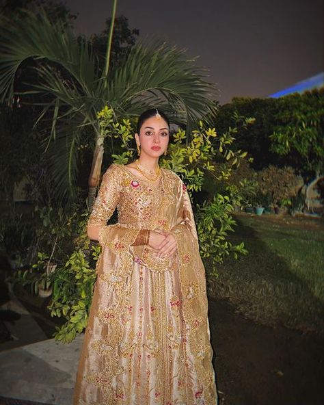 Anmol Baloch on Instagram: "Hey there👰🏻‍♀️  Did you catch last night’s episode of ‘Shiddat’? I swear, I’ve worn more bridal outfits than I have regular clothes! 😂 Can’t wait to hear what you thought about my ‘bridezilla’ moments!  Your feedback is appreciated🤍  P.S Hair and makeup done by yours truly😌  @sunniamanahilofficial  @anilamurtaza  @harpalgeotv" Anmol Baloch, Traditional Bridal Jewelry, Yours Truly, Hair And Makeup, Hey There, Bridal Outfits, Aesthetic Photo, Photo Poses, Last Night