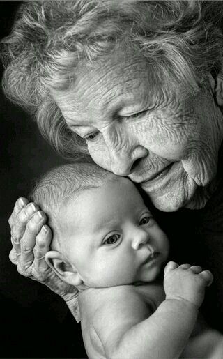 Older woman holding a baby Tenth Quotes, Foto Tips, Foto Baby, Aging Gracefully, Jolie Photo, Old People, 인물 사진, Cherished Memories, Best Memories