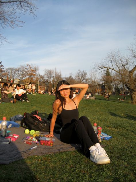 picnic on the hills Picnic Fits Aesthetic, Toronto Spring Outfits, Picnic Outfit Aesthetic, Toronto Outfits, Picnic Aesthetic Outfit, Picnic Outfit Ideas, Spring Picture Ideas, Toronto Summer, Picnic Outfit