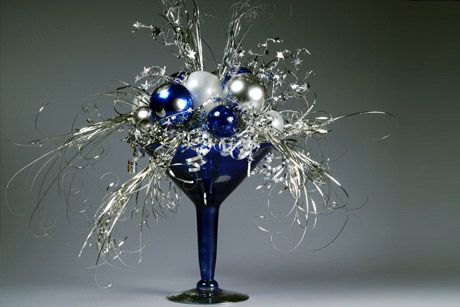 New Year's Eve Decorations | New Year's Eve Decorations and Games | FaveCrafts.com Nye Centerpiece, Christmas Glam, New Years Eve Day, Christmas Tables, Drink Decorations, Blue Centerpieces, New Years Eve Weddings, Holiday Painting, New Years Eve Decorations