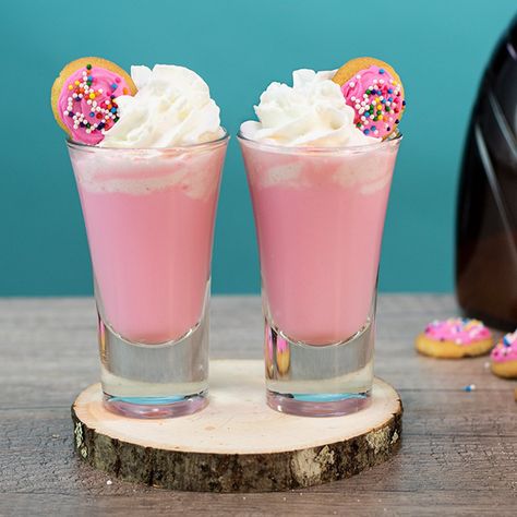 Sugar Cookie Shots, Shots Alcohol Recipes, Shooter Recipes, Cake Vodka, Nutella Hot Chocolate, Cookie Shots, Candy Cocktails, Dessert Shots, Cocktail Drinks Alcoholic