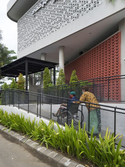 Gallery of Honeycomb Mosque / Andyrahman Architect - 1 Mosque Design, Architecture People, Mosque Architecture, Religious Architecture, Arch Daily, Islamic Design, Building Facade, Facade Architecture, Facade Design