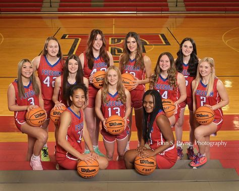 Basketball Team Photography, Team Basketball Pictures Photo Ideas, Sports Group Photos, Group Basketball Poses, Basketball Team Pictures Poses, Basketball Group Pictures, Basketball Team Photoshoot, Team Basketball Pictures, Basketball Picture Poses