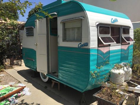 Vintage Camper Trailers For Sale. If you are looking to buy a vintage trailer, RV or tow vehicle you have found the right place! Vintage Campers For Sale, Kombi Trailer, Best Travel Trailers, Retro Trailers, Camper Vintage, Camper Trailer For Sale, Chuck Box, Vintage Camper Remodel, Tiny Trailers