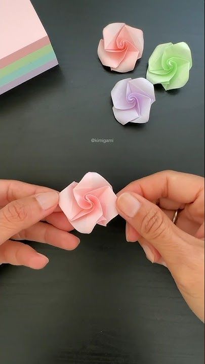 Origami Art Sticky Notes, Flowers From Sticky Notes, Diy Origami Flowers Easy, Flowers Tutorial Paper, Cute Origami Flower, Origami Flowers Easy Step By Step Videos, Origami Card Ideas, Post It Note Origami Flower, How To Make Paper Flowers Tutorial