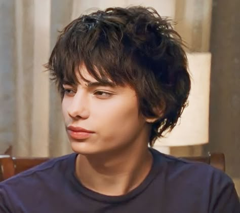 Roderick Haircut, Rodrick Heffley Hair, Devon Bostick Icon, Rodrick Heffley Icon, Roderick Heffley, 2000s Boys, Hot Emo Guy, Rodrick Heffley, Devon Bostick