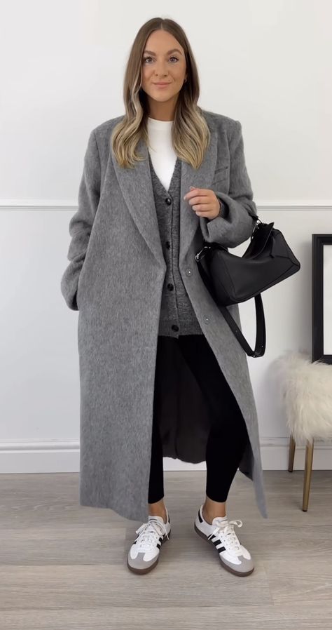 Long Grey Coat Outfit, Grey Coat Outfit, Adrette Outfits, Adidas Samba Outfit, Look Boho Chic, Samba Outfit, Knit Cardi, Vegas Outfit, London Outfit