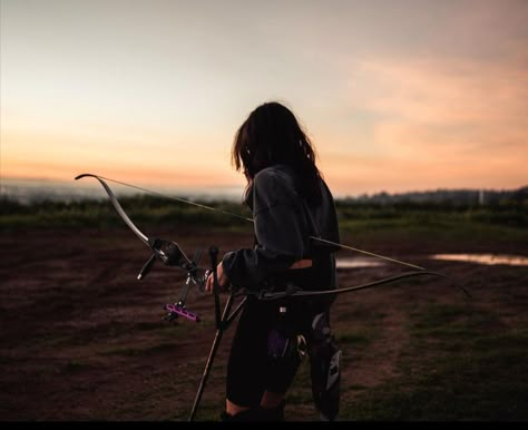 Archery Sport Aesthetic, Recurve Bow Aesthetic, Hunter Girl Aesthetic, Archery Aesthetic Female, Archery Aesthetic Modern, Bow And Arrow Aesthetic, Evelyn Aesthetic, Archery Photography, Archery Aesthetic