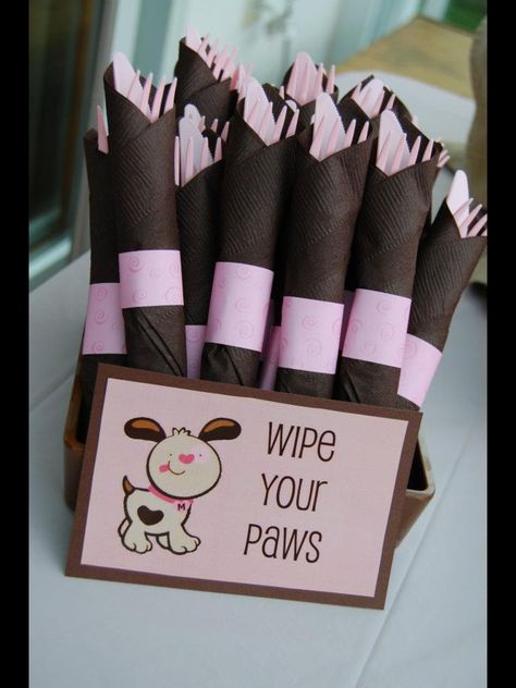 Puppy party: cutlery wrapped in napkins with cute "wipe your paws" sign. Pup Party, Dog Bday, Puppy Party Theme, Doggy Birthday, Puppy Baby Shower, Puppy Pawty, Wipe Your Paws, Birthday Puppy, Dog Themed Birthday Party