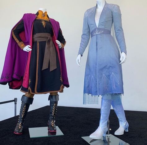 Anna And Elsa Costumes, Elsa Blue Dress, Gryffindor Outfit, Anna Frozen Costume, Elsa Frozen 2, Frozen Costumes, Frozen Halloween, Characters Costumes, Anna Et Elsa