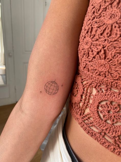 Tattoo Ideas Pretty, Partner Tattoo, Disco Ball Tattoo, Dr Tattoo, Hand Tattoo Ideas, Inner Arm Tattoos, Ball Tattoo, Bestie Tattoo, Petit Tattoo