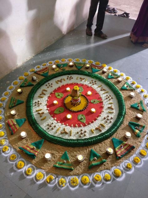 Mickey First Birthday, Thali Decoration Ideas, Rangoli Designs Simple Diwali, Janmashtami Decoration, Diwali Decorations At Home, Diwali Decoration Items, Rangoli Designs Latest, Simple Rangoli Designs Images, Bridal Gift Wrapping Ideas