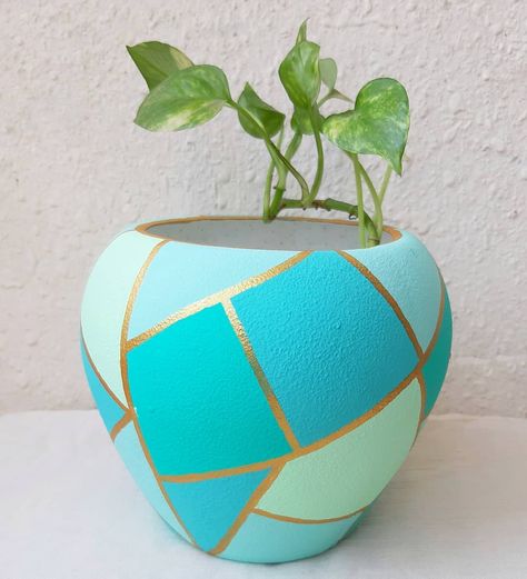 Diy Crafts Love, Plant Pot Design, Plant Pot Diy, Diy Pottery Painting, Flower Pot Art, Painted Plant Pots, Painted Pots Diy, Art Decor Diy, Diy Glass Bottle Crafts