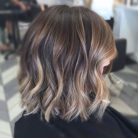 wavy brunette balayage bob Shoulder Length Balayage, Balayage Hair Bob, Bob Balayage, Short Balayage, Light Brown Balayage, Balayage Hair Color Ideas, Balayage Bob, Balayage Hair Color, Balayage Color