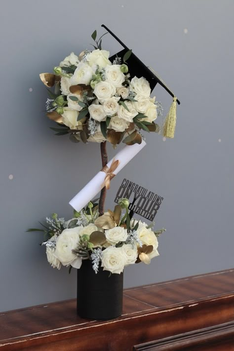 Graduation Flower Arrangements, Bucket Wisuda, Graduation Flowers Bouquet, Graduation Party Backdrops, Graduation Cap Decoration Diy, Dental Decay, Graduation Flowers, Birthday Room Decorations, Graduation Party Centerpieces