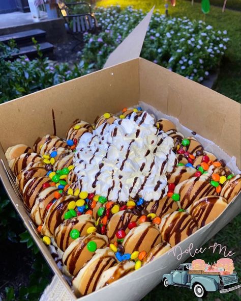 Food Truck Waffles Ideas, Mini Pancakes Ideas Business, Hot Cakes Aesthetic, Pancake Food Truck, Mini Pancakes Business, Pancake Packaging, Waffles Decorados, Mini Pancakes Ideas, Waffle Ice Cream Sandwich