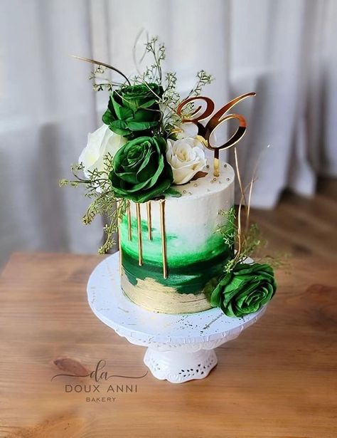 Emerald Green Cake, Emerald Wedding Cake, Orange Wedding Themes, Green Gold Weddings, Catering Food Displays, Candy Birthday Cakes, Green Wedding Cake, Burnt Orange Weddings, Elegant Birthday Cakes