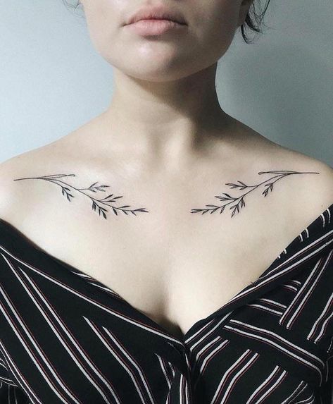 Chest Tattoo Girl, Tattoos For Women On Thigh, Clavicle Tattoo, Small Chest Tattoos, Kunst Tattoos, Bone Tattoos, Cool Chest Tattoos, Pieces Tattoo, Chest Tattoos For Women