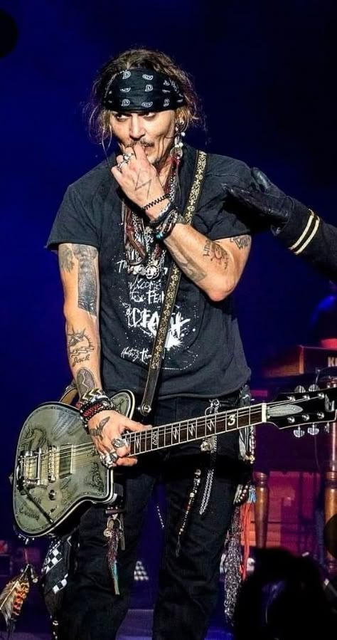 Concert Outfit Ideas Dress, Johnny Depp Music, Johnny Depp Wallpaper, Country Concert Outfit Ideas, جوني ديب, Kaptan Jack Sparrow, Rock Star Outfit, Johnny Depp Style, Denim And Boots