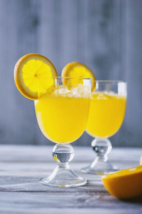 Cocktail mimosa: Ecco il #cocktail #mimosa, immancabile per la #Festa della donna magari in abbinamento alla celebre torta mimosa. Semplicissimo da ottenere, se non l'hai ancora assaggiato ecco la tua occasione! Mimosa Cocktail, Spritz Cocktail, Mimosa Recipe, Morning Brunch, Fast And Slow, Cream Wedding, Chiffon Cake, Gin Cocktails, Alcohol Recipes