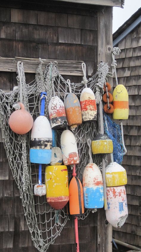 buoys on a shed Buoy Decor Ideas Outdoor, Vintage Life Jacket Decor, Buoy Decor Ideas, Buoys Art, Buoy Decor, Lobster Buoys, Boat Shed, Seaside Garden, Cafe Concept