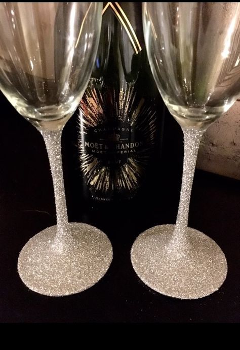 Glass Decor Ideas, Champagne Glasses Wedding, Sparkly Champagne, Quinceanera Photoshoot, Bottle Of Champagne, Glasses Wedding, Decorated Wine Glasses, Snow Trip, Wedding Glasses