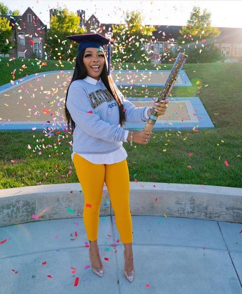 Black Girls Graduate ™ on Instagram: “Psyched to be done with the BS! 🎉 Congrats @Kiarrak__ 👩🏽‍🎓🐸💕 BS Psychology #BlackGirlsGraduate #DegreedUp” Masters Graduation Pictures, Nursing School Graduation Pictures, Graduation Outfit College, Masters Graduation, Graduation Pic Ideas, Graduation Look, Nursing Graduation Pictures, Grad Outfits, College Graduation Photoshoot