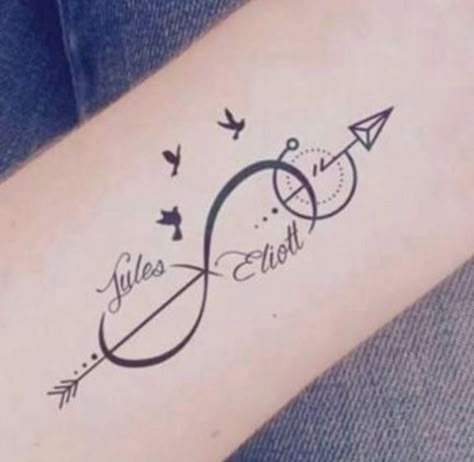 Tatouage infini : signification et 19 idées pour vous inspirer ! 4 Tato Nama, Infinite Tattoo, Name Tattoos For Moms, Kid Name Tattoo, Tattoo Placements, Infinity Tattoo Designs, Polynesian Tattoos, Tattoos With Kids Names, Mommy Tattoos