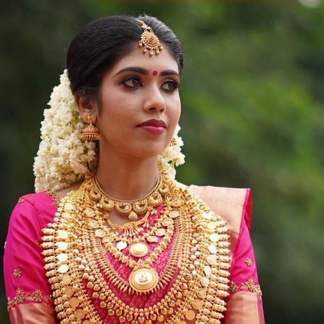 Malayali Bride, Wedding Kerala, Kerala Bride, Jewel Wedding, Wedding Essentials, Bridal Gold Jewellery, Just Married, Gold Jewellery, Bangalore