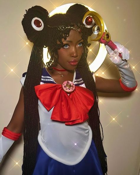 𝒞𝒽𝑒 on Instagram: "Sailor Moon 🌙✨but give her black hair and locs!  Yes, I took a million photos and cried. Young me was so happy to be in this cosplay   Brooch @starlit.creation  Lips @fentybeauty  Foundation @makeupforever   #sailormoon #sailormooncosplay #blackhairsailormoon #moonie #sailormoonanime #sailormooncrystal #sailormoon90s" Sailor Moon Black Cosplay, Halloween Costume Sailor Moon, Sailor Moon Cosplay Black Woman, Things To Cosplay, Black Cosplay Women, Black People Halloween Costumes, Cosplay Black Women, Cool Cosplays, Last Minute Cosplay